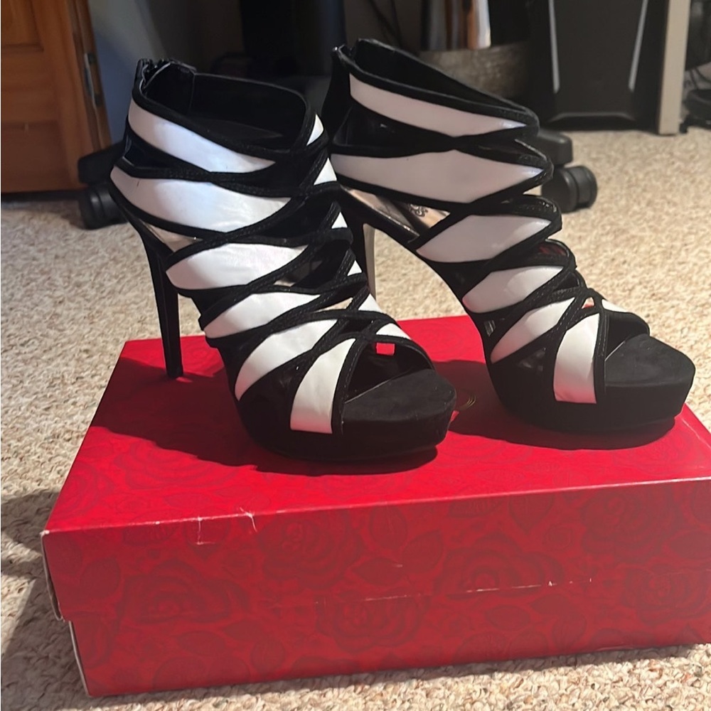 NEW Carlos Santana stiletto heels